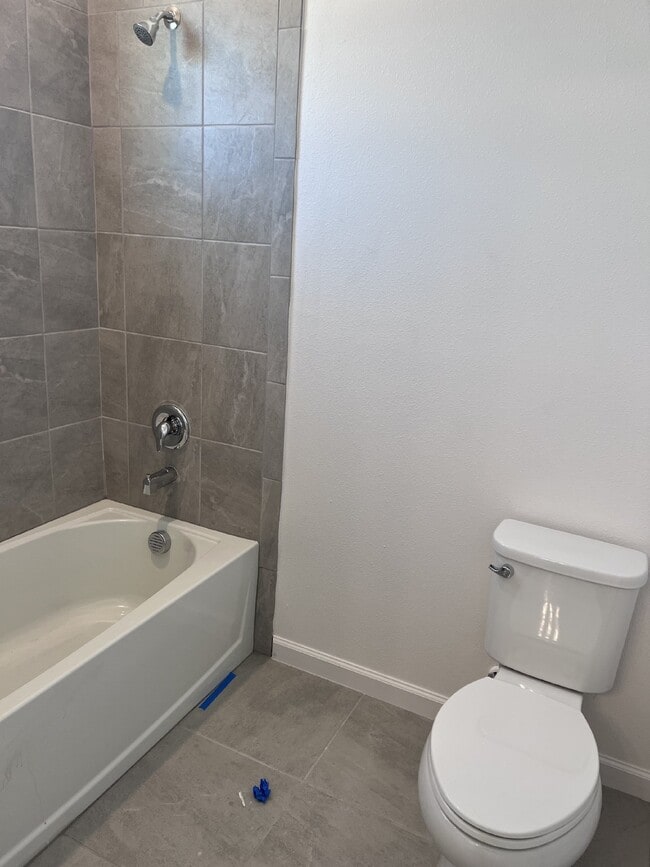 Building Photo - Spacious 4-Bedroom Home with 3 Full Baths in Apollo Beach, FL - Must See!