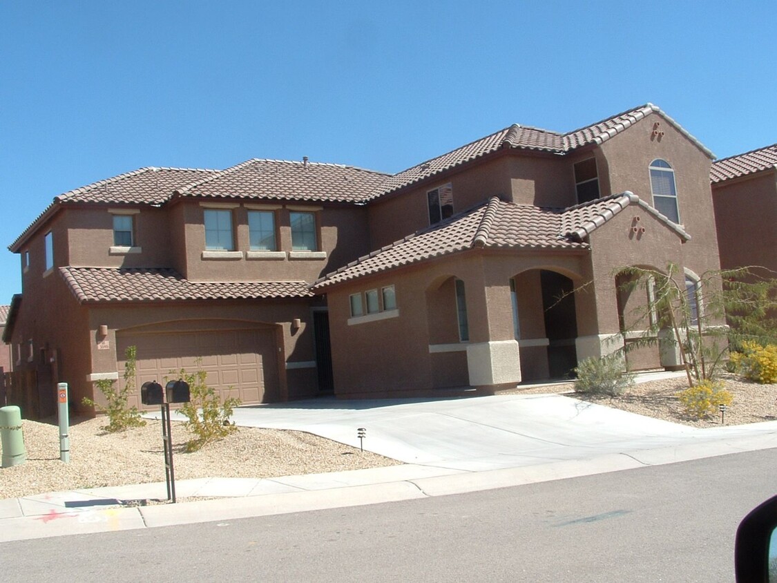 Foto principal - Gated Community! 6 bed/ 5 bath 2 story hom...