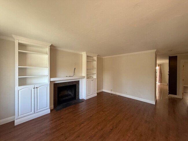 Foto del edificio - Serene 2BD/2BA End Unit Condo in Carmel Valley with Built-in BBQ, Community Pool & Detached Garage