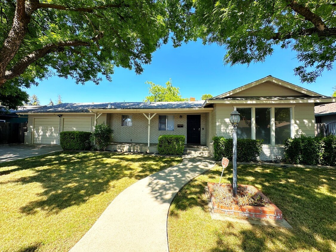Primary Photo - 1321 Palomar Way
