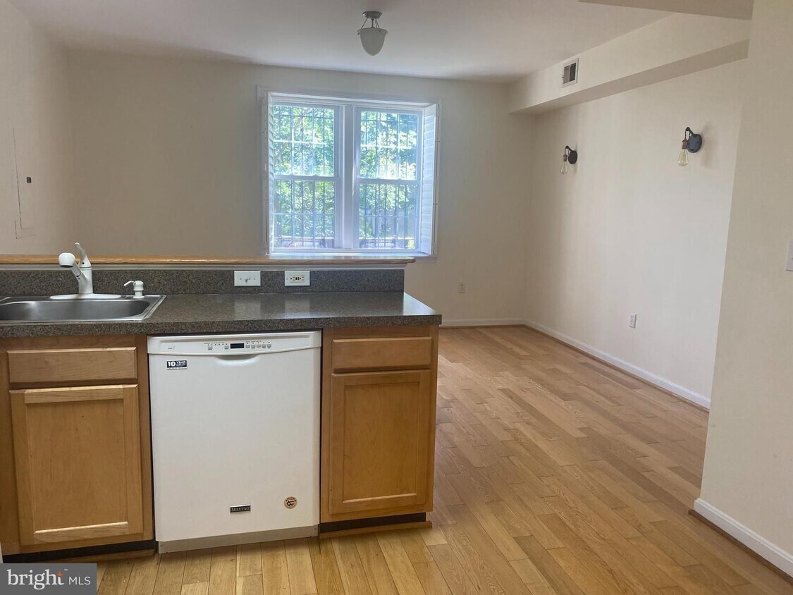 Building Photo - Sunny and Spacious One-Bedroom Apartment S...