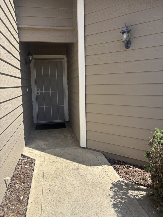 Foto del edificio - 2213 Camborne Dr