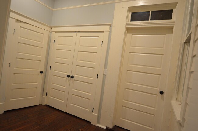 Foto del edificio - 215 W Anderson St