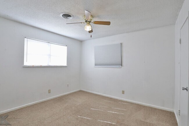 Building Photo - 3/2/2 on Salinas! Jackson, Madison, Cooper...