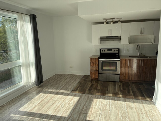 Building Photo - 3405 Av Benny