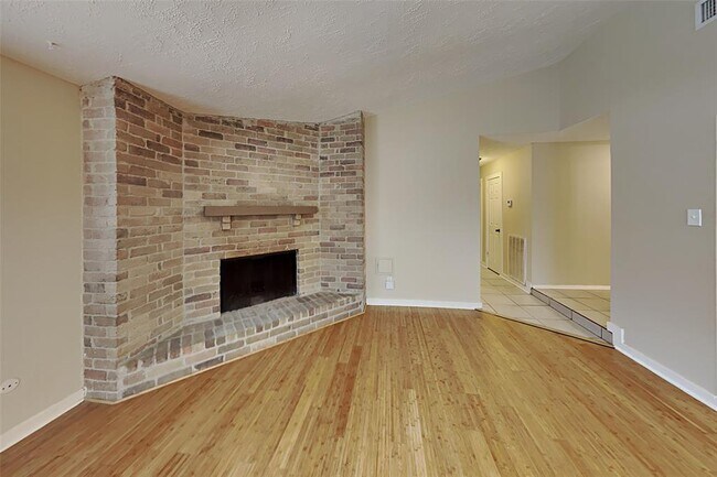 Foto del edificio - 16302 Cypress Point Dr