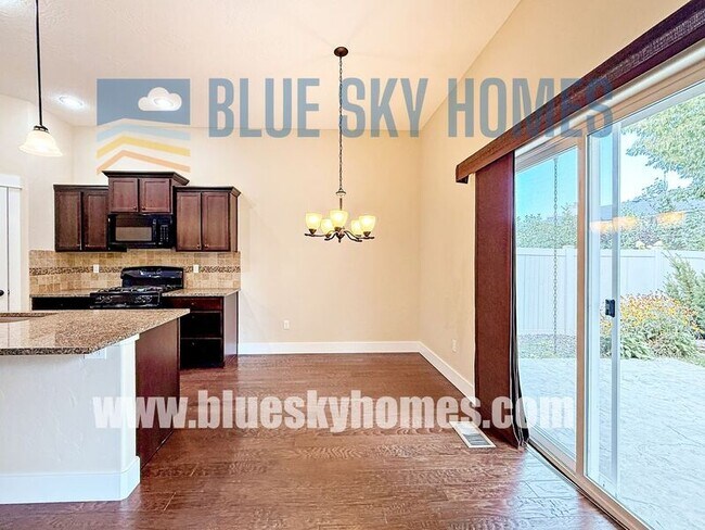Foto del edificio - 5678 N Armstrong Ave
