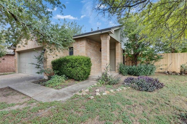 Building Photo - 1008 Balanced Rock Pl