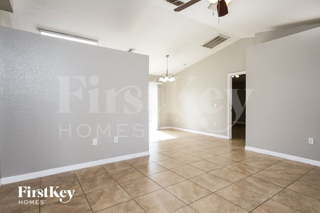 Building Photo - 620 Robin Ln