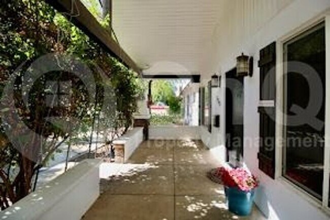 Foto del edificio - 530 E Rose Ln