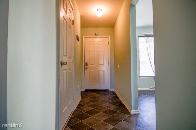 Building Photo - 3 br, 2.5 bath Townhome - 400 Commons Ln