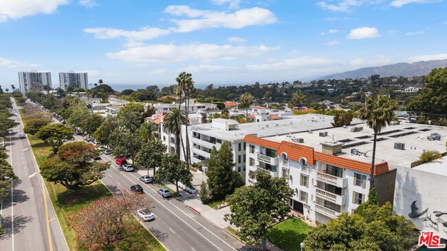 Foto del edificio - 605 San Vicente Blvd