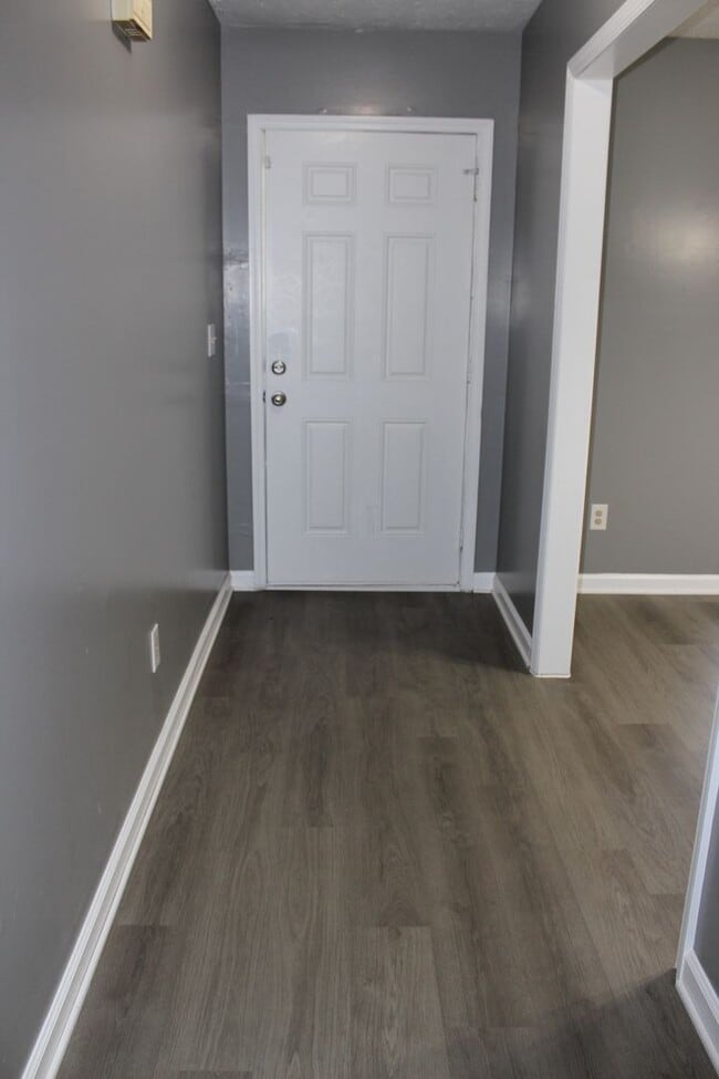 Building Photo - Lake Rim area