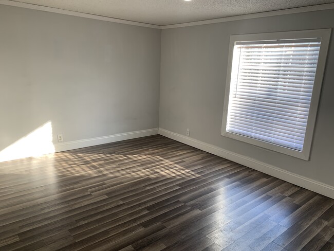 BIG ROOMS. HARD FLOORING THROUGHOUT! - 154 NW Alpata Ct