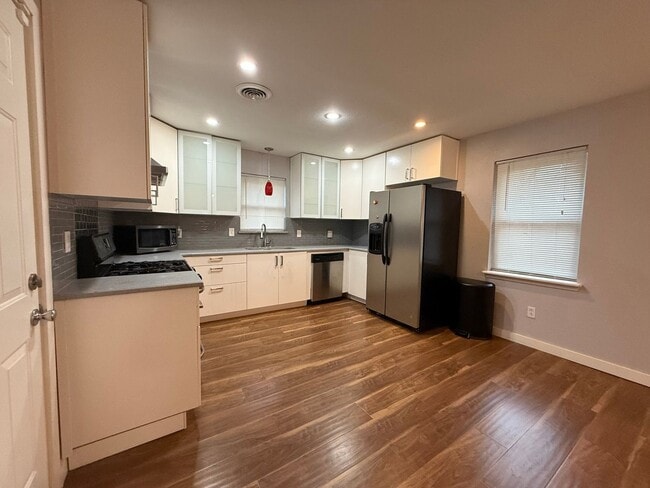 Building Photo - Charming 3BR House in Dallas