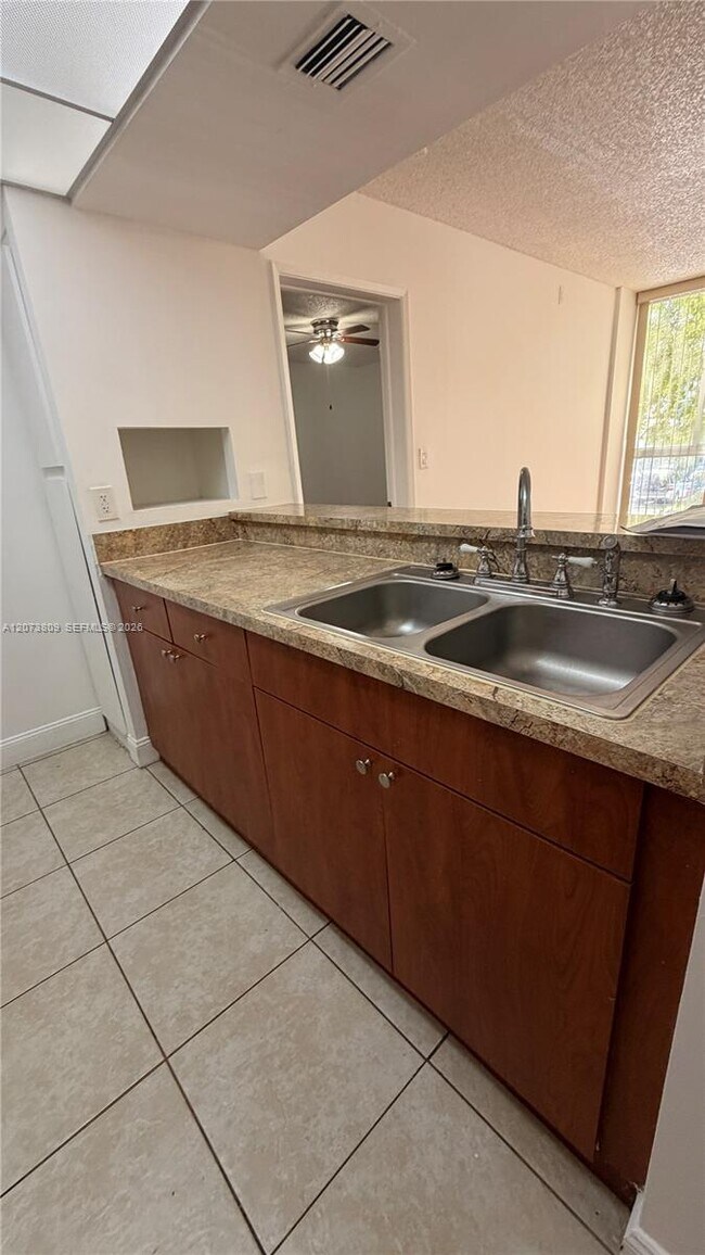 Foto del edificio - 7075 NW 186th St