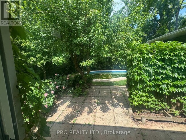 Building Photo - 2069 Thornlea Dr