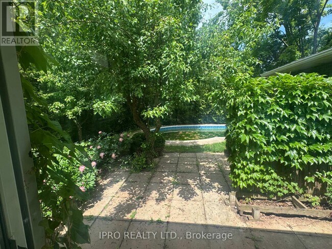 Photo du bâtiment - 2069 Thornlea Dr