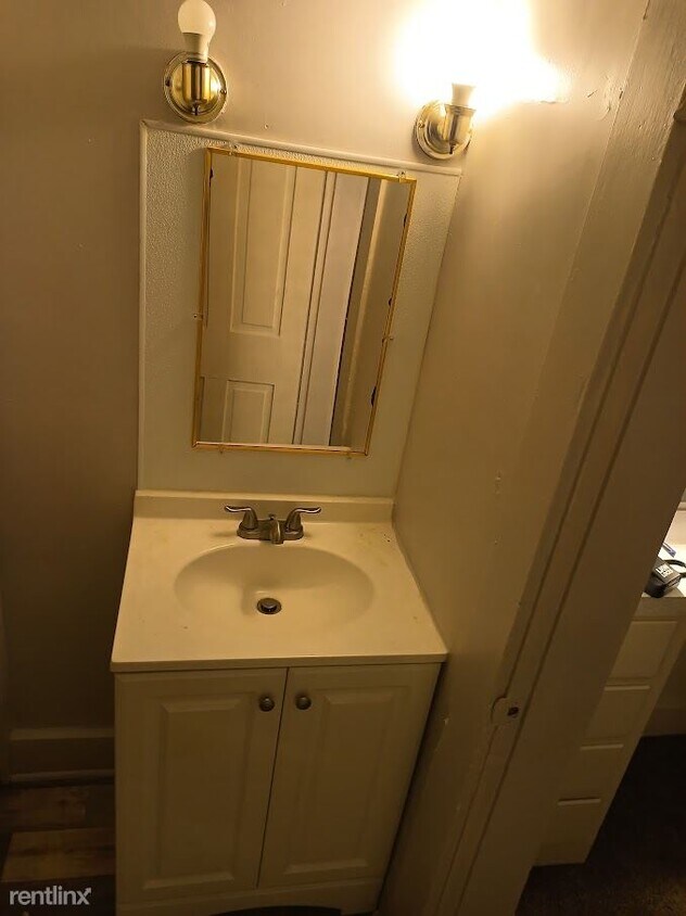 Building Photo - 2 br, 1 bath Duplex - 510 North College St...