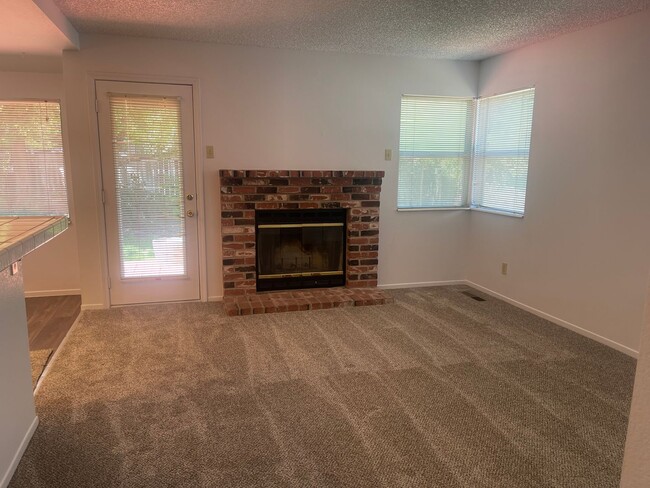 Building Photo - Lakeside area 3 bedroom, 2.5 bath home