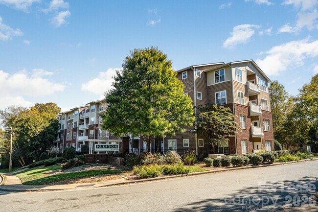 Foto del edificio - 1000 E Woodlawn Rd