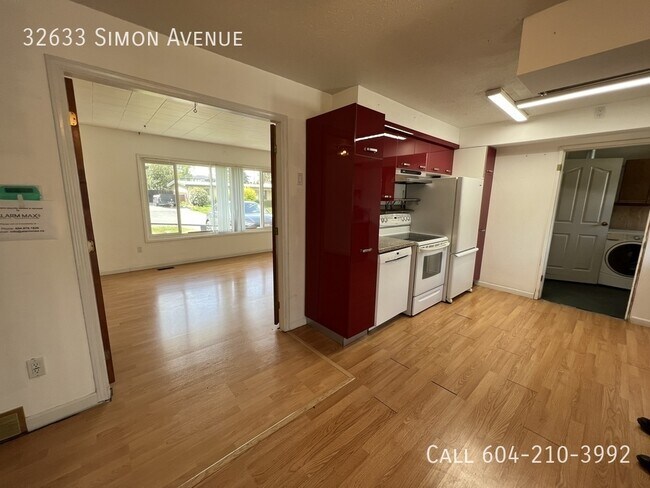 Photo du bâtiment - Bright 3 Bedroom Home with Large Shop!