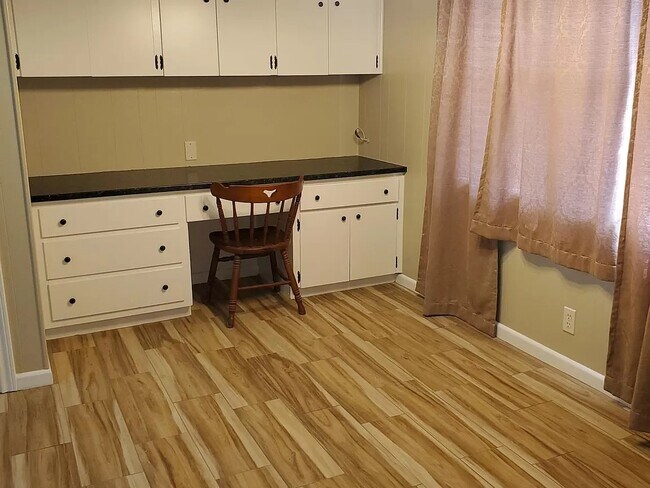 Foto del edificio - 3801 Nichols Dr