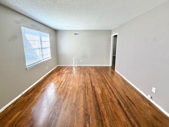 Building Photo - Now Leasing a 3-beroom 1 bath home in Whitehaven.