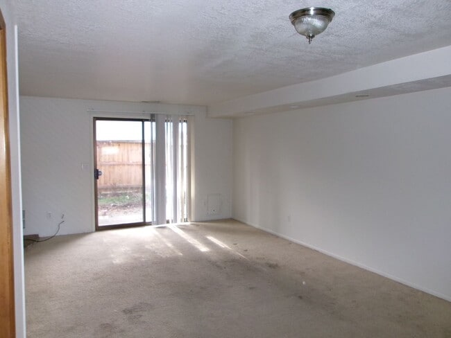 Building Photo - 2 Bedroom Condo