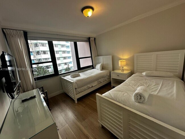 Foto del edificio - 5225 Collins Ave