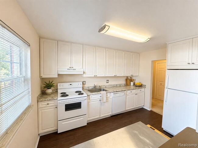 Building Photo - 27654 Echo Valley W