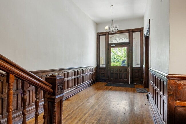 Building Photo - 818 W Franklin St