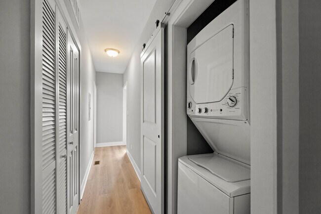 Foto del edificio - 3701 W Diversey Ave
