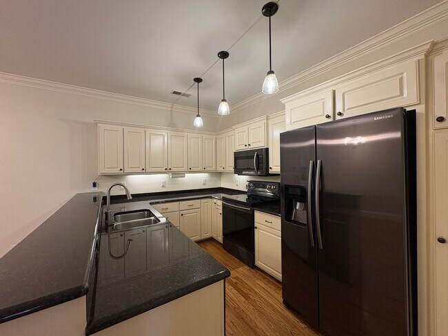 Foto del edificio - Townhome Available in North Main Community Downtown Greenville!