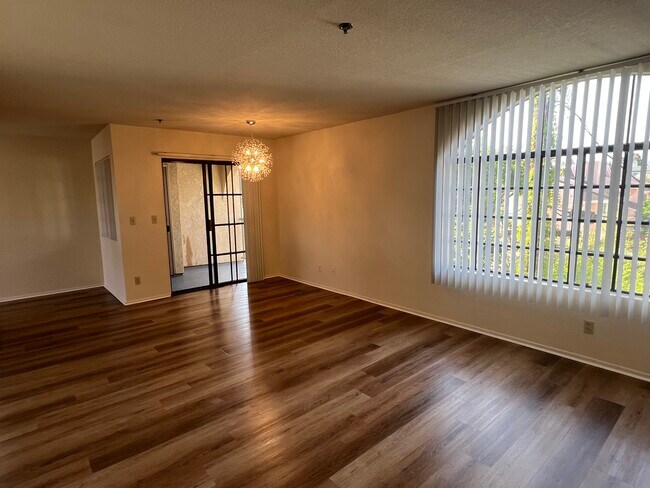 Sala de estar - 1517 Rock Glen Ave
