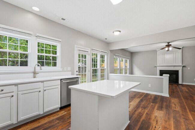Foto del edificio - Freshly Renovated 4BR Home in Prime Apex Location - Move-In Ready!