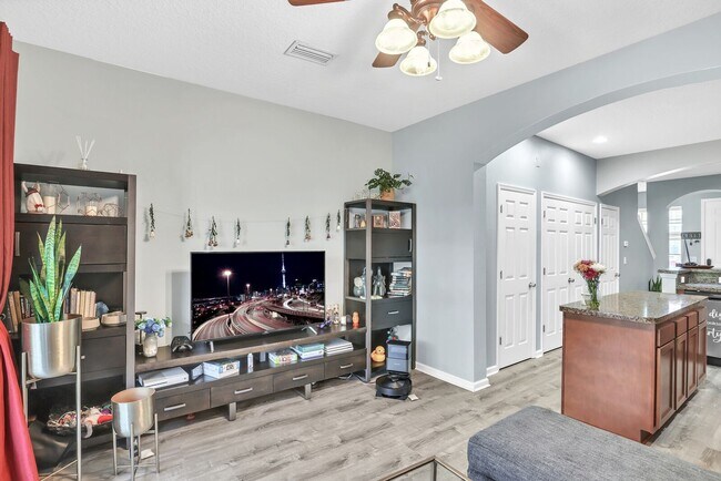 Building Photo - Beautiful 2 bedroom/ 2.5 bathroom townhome...