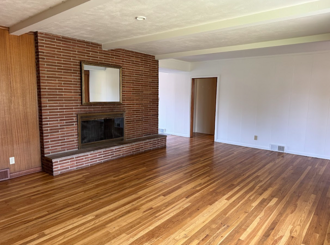 Building Photo - Beautiful 5 Bedroom, 2 Bathroom + Bonus ro...