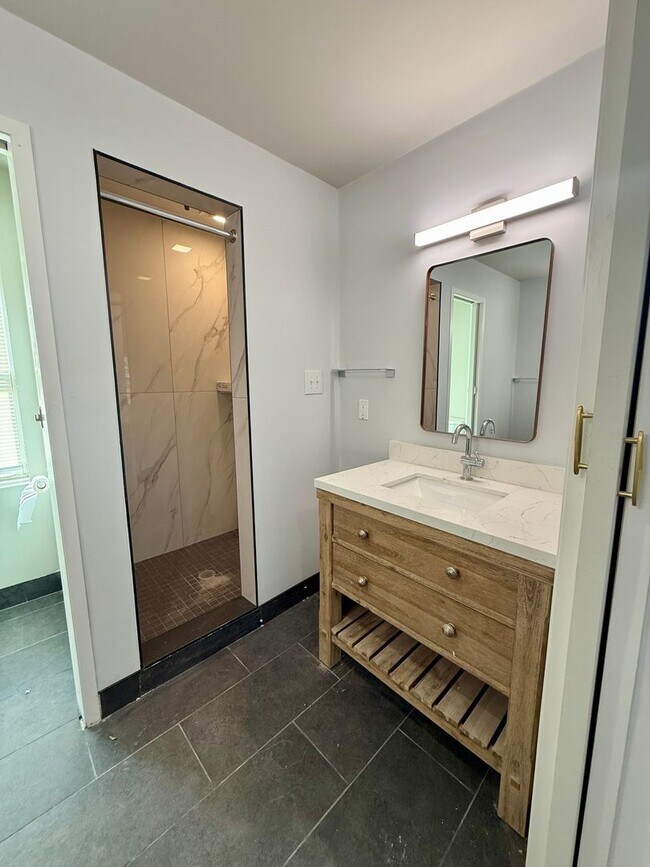 Foto del edificio - 3 bed 2.5 bath townhome - New Renovation