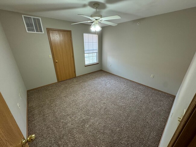 Building Photo - 2 bedroom 2 bath apartment at Parkwood Apa...