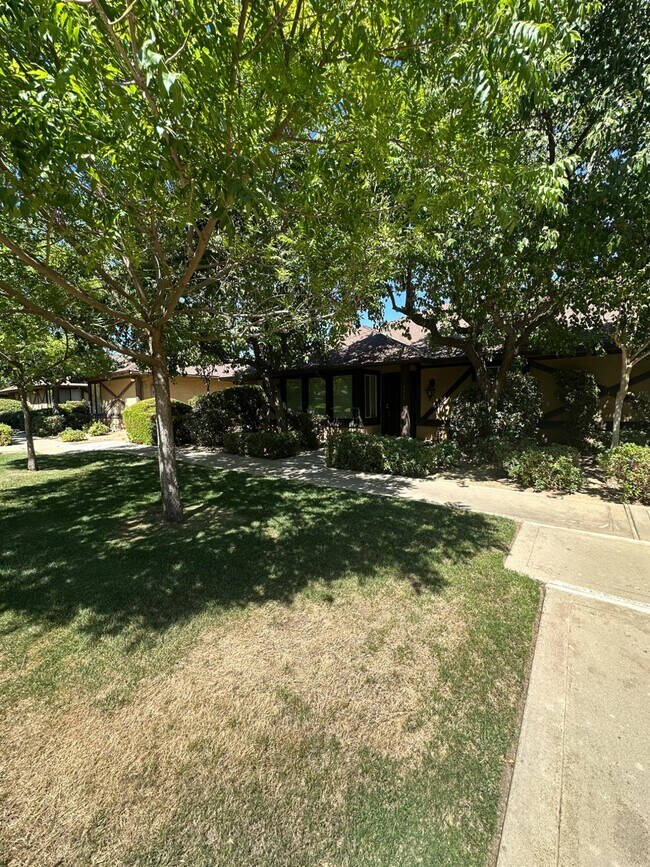 Building Photo - 5072 N Forkner Ave