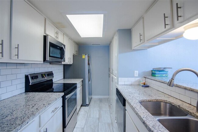 Foto del edificio - 12816 Midway Rd