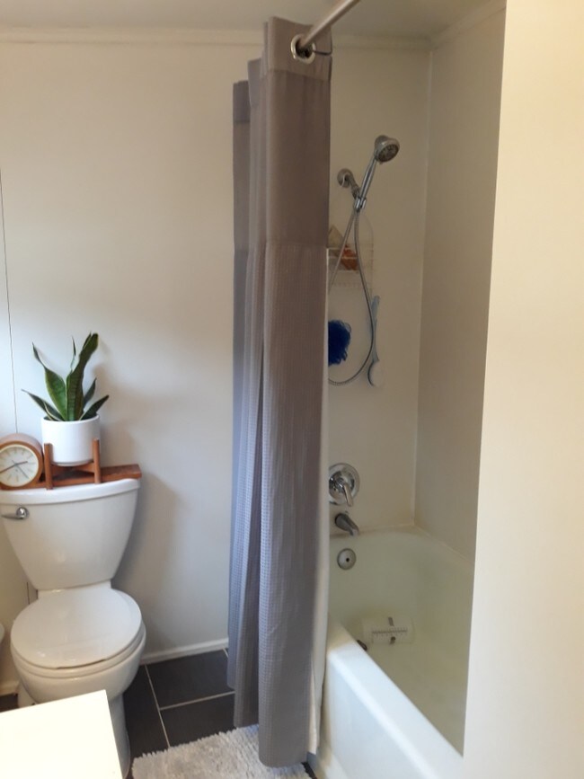 Foto del edificio - 3014 Lakeshore Dr