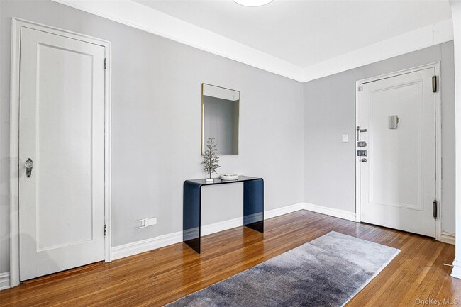 Foto del edificio - 99-45 67th Rd