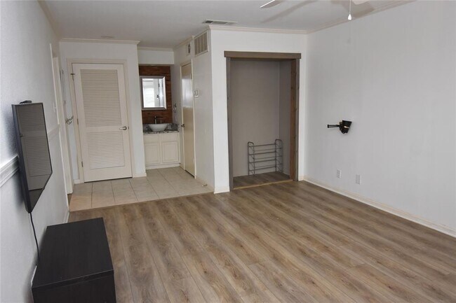 Foto del edificio - 8888 Tallwood Dr