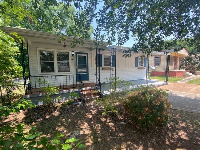 Building Photo - Charming Bungalow!