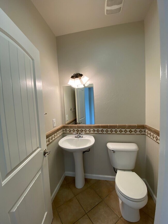 Building Photo - Lovely home available in Avalon!