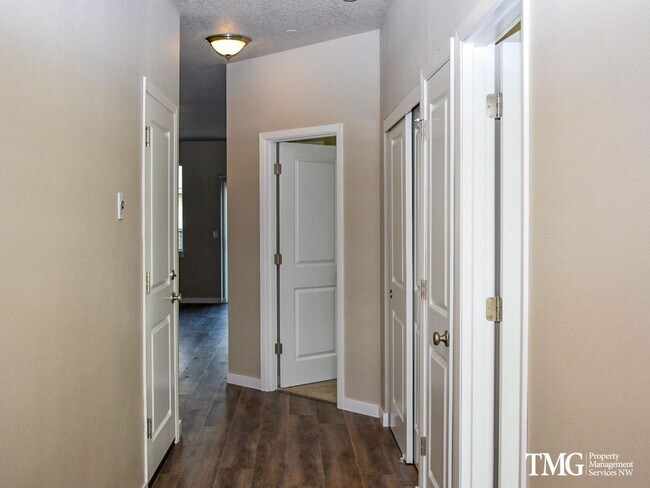 Foto del edificio - 2BD Duplex in Great Washougal Location!  Beautiful Finishes!