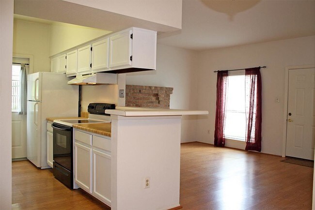 Building Photo - 2425 Augusta Dr