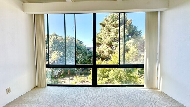 Building Photo - Top-floor with Storage Room & Huge Walk-In...